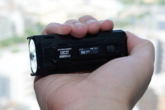 Nitecore&#039;s new EDC flashlight is easy to hold (Image source: Andreas Sebayang/Notebookcheck.com)
