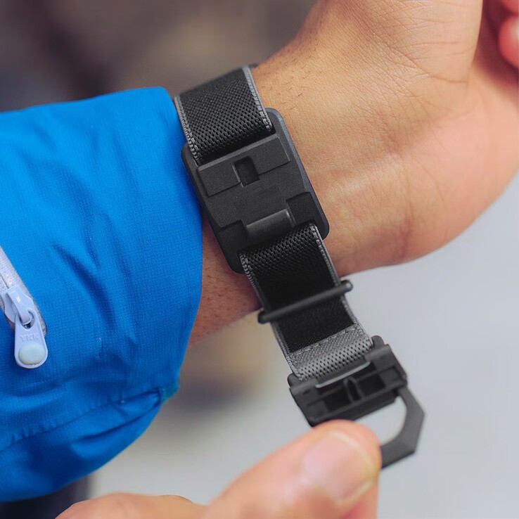 You can open and close the magnetic buckle smoothly with one hand.