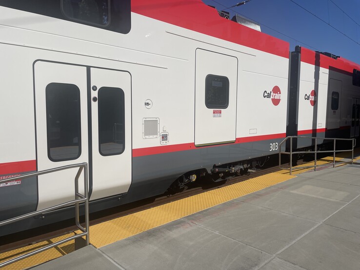 Special feature of the new Stadler Kiss Caltrain: There are two boarding heights for better accessibility (Image source: Andreas Sebayang)