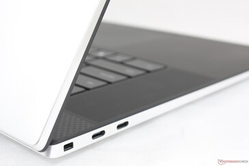 The visual XPS design translates very well to a 17-inch form factor