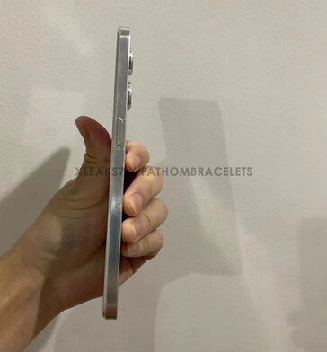 OnePlus Nord N20 dummy side (image via Fathom Bracelets)