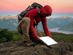 Mini dish for Starlink Roam satellite Internet plan. (Image source: SpaceX)