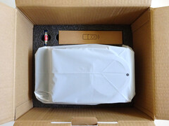 The TCL C1 projector is protected with thick black packing foam. (Image source: Notebookcheck)
