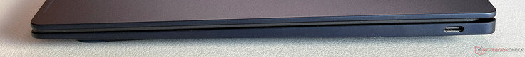 Right: USB-C 3.2 Gen. 2 (10 Gbps, DisplayPort 1.4, power delivery 3.0)