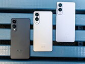 Three Samsung Galaxy Edge smartphones in black, silver, and white finishes placed side by side on a blue bench, showcasing the ultra-slim rear design and dual camera setupThree Samsung Galaxy Edge smartphones in black, silver, and white finishes placed side by side on a blue bench, showcasing the ultra-slim rear design and dual camera setup (Image source: Notebookcheck)