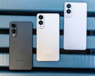 Three Samsung Galaxy Edge phones in black, silver, and white on a blue bench (Image source: Notebookcheck)