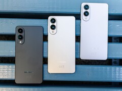 Three Samsung Galaxy Edge phones in black, silver, and white on a blue bench (Image source: Notebookcheck)