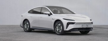 Side view of the Dongfengs eπ 007 sedan with four hub motors (Image source: MIIT)