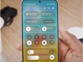Volume and brightness sliders have swapped places in One UI 7 Beta 2 (Image Source: Tarun Vats via X)
