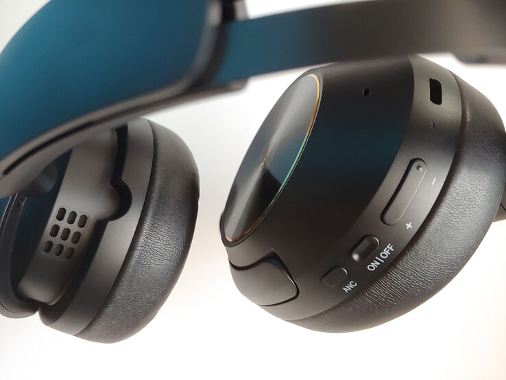 The vented earcups release heat, moisture, but also some sound, meaning these cans won't create brain-rattling bass.  (Image source: Notebookcheck)