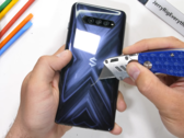 The Black Shark 4 prepares for the bend test. (Source: YouTube)