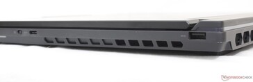 Lenovo Legion 9 - Right: Camera kill switch, USB-C 3.2 Gen. 1, USB-A 3.2 Gen. 1