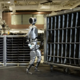 Atlas porusza się w sposób podobny do ludzkiego (źródło obrazu: Boston Dynamics/YouTube)