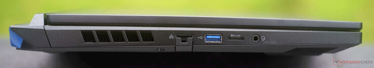Left: Gigabit-RJ45, USB-A 3.1, microSD card reader, audio jack
