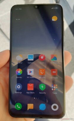 Using the Xiaomi Mi 9 SE outside in the shade