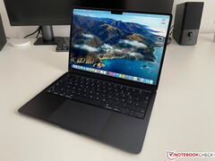 The M2 MacBook Air (pictured) with 16 GB of unified RAM and a 256 GB SSD is on sale at Costco for a penny shy of $700. (Image source: Notebookcheck)