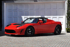 Even though it&#039;s almost one and a half decades old, the original first-generation Tesla Roadster is still a beautiful sports car which now even increases in value (Image: Tesla)