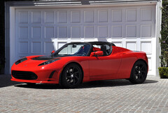 Even though it's almost one and a half decades old, the original first-generation Tesla Roadster is still a beautiful sports car which now even increases in value (Image: Tesla)
