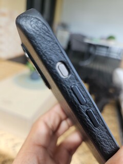 O carcasă Bellroy realizată în mod evident pentru iPhone 15 Pro Max nu este proiectată pentru noul buton de acțiune. (Sursa: NotebookCheck)