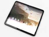 The Pixel Fold in question shows a growing white glow spreading across the panel from the bottom. (Source: Ars Technica)