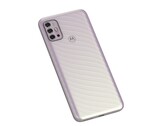 A cool iridescent effect and a clearly prominent wave pattern: The Moto G10 looks good and feels high-quality.