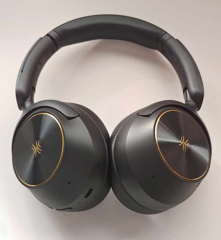 A noise cancelling microphone is located on each earcup, and one call microphone is located near the USB-C port. (Image source: Notebookcheck)