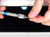 A scratch test of the Samsung Galaxy S24 Ultra with a Mohs hardness kit indicates progress in the scratch resistance of Gorilla Glass Armor. (Image: PBKReviews)