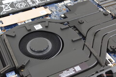 The large ~65 mm fans and long heat pipes contribute to the relatively low noise and temperatures of the Omen 17 (Image source: Notebookcheck)