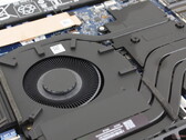 The large ~65 mm fans and long heat pipes contribute to the relatively low noise and temperatures of the Omen 17 (Image source: Notebookcheck)
