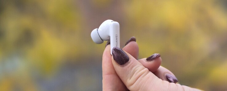 Huawei FreeBuds 6i review by Notebookcheck (Image source: Marcus Herbrich)