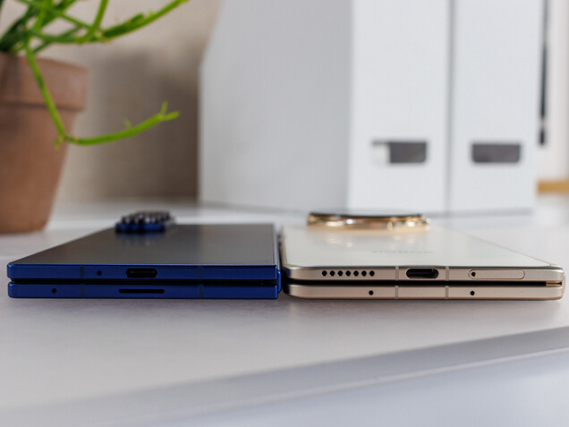 Side-by-side comparison: Galaxy Z Fold7 (left) vs. the world’s thinnest foldable, Honor Magic V5 (right). (Image source: Notebookcheck)