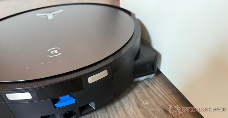 Thanks to the extendable roller, the Deebot X11 OmniCyclone not only wipes thoroughly, but also almost rimlessly