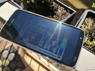 Motorola Moto G6 in direct sun light