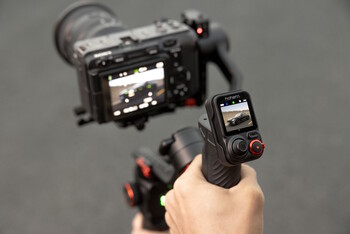 Magnetically attaches to the auxiliary grip (Image source: Hohem)