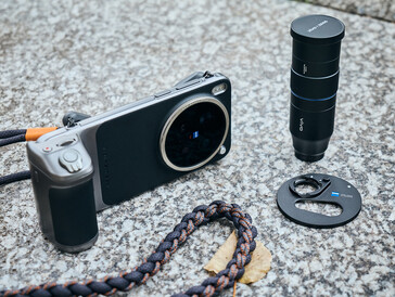 The X300 Pro with the Grip Kit and teleconverter (image source: Alex Wätzel)