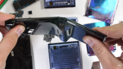 The Razr joins the Z Flip in being disassembled. (Source: YouTube)