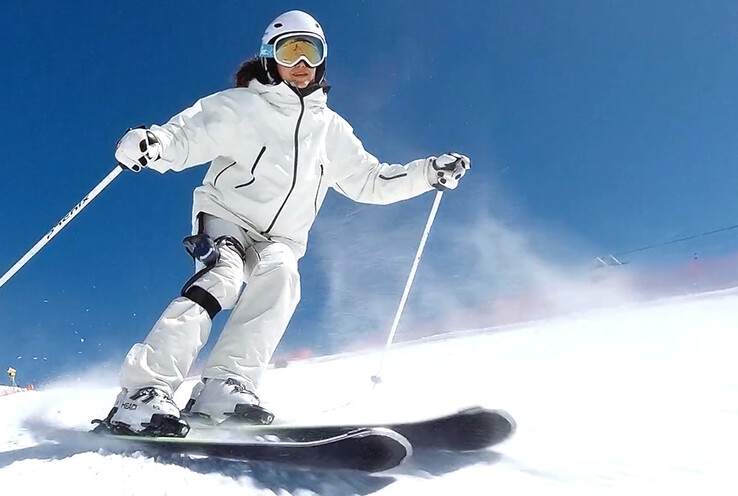 Users can ski with the Dnsys Z1 knee exoskeleton thanks to its 0.01 second response time. (Image source: Dnsys)