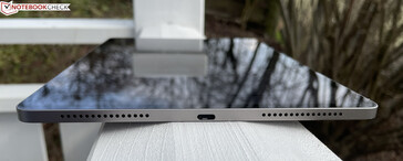 Right: Speakers, USB-C 2.0, speakers (image source: Manuel Masiero)