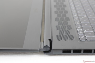 Lid can open the full 180 degrees unlike on most other clamshell Ultrabooks