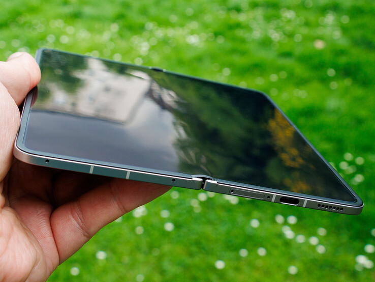 Barely visible, barely perceptible – the crease in the Oppo Find N6 display.