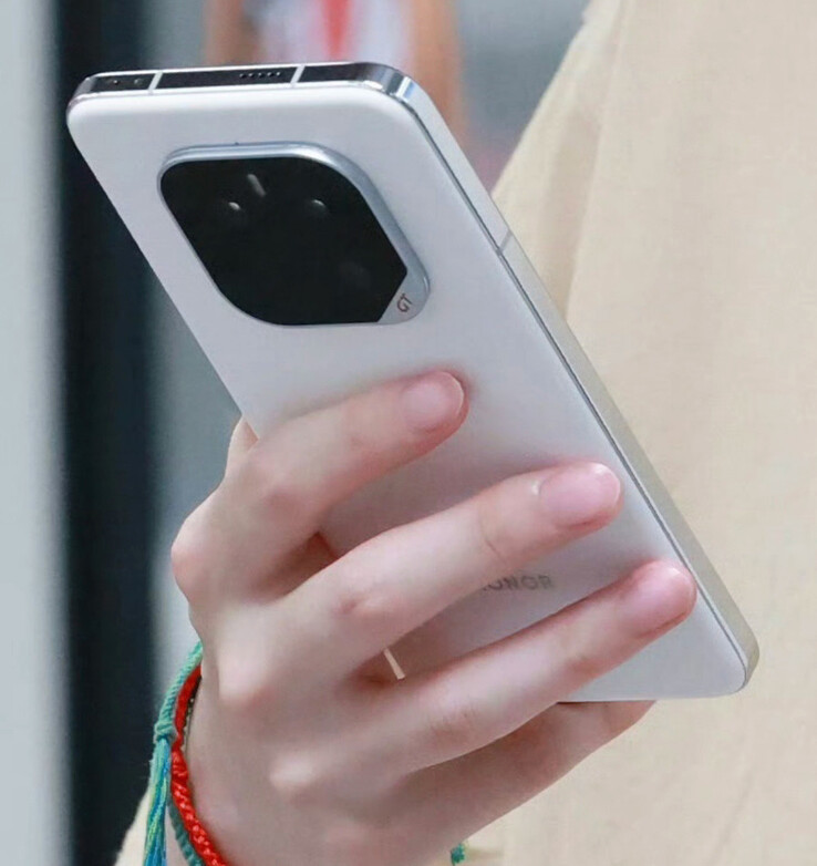 A hands-on photo of the Honor GT Pro is already circulating on Chinese social media. (Image source: via Digital Chat Station)