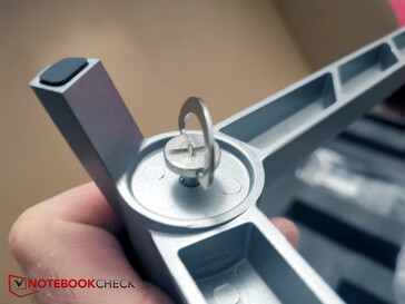 Tighten the foot using the integrated wing screw