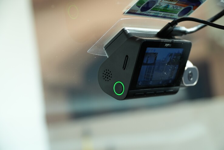 The 70mai 4K T800 3-channel dash cam features a hard plastic build (Image source: Abhinav Fating/Notebookcheck)