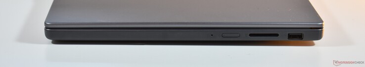 right: SD card reader, USB-A 3.2 Gen 1
