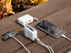 The Lisen 3-in-1 charger can charge two devices at once (Image source: Lisen)