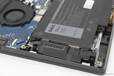 Speakers positioned along the left and right edges whereas the speakers on the Latitude 7410 are near the front Speakers positioned along the left and right edges whereas the speakers on the Latitude 7410 are near the front