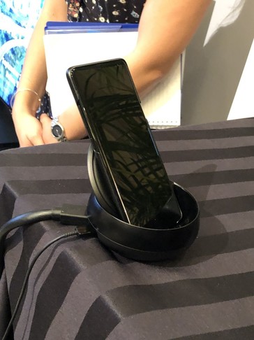 A look at the Samsung 5G prototype with its asymmetrical notch (Source: Notebookcheck)