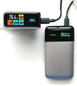 Cuktech 10 Ultra fast-charging a Cuktech 15 Air power bank.