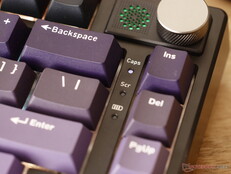 Indicator lights show caps lock, scroll lock, and battery notifications. 