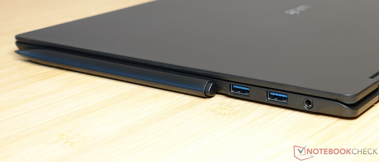 Magnetic stylus holder with inductive charging; 2 x USB-A (3.2 Gen2x1); 3.5 mm audio jack